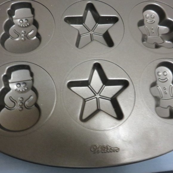 2 WILTON CHRISTMAS COOKIE SHAPERS OR MOLDS 12 CAVITIES EACH - Picture 5 of 5
